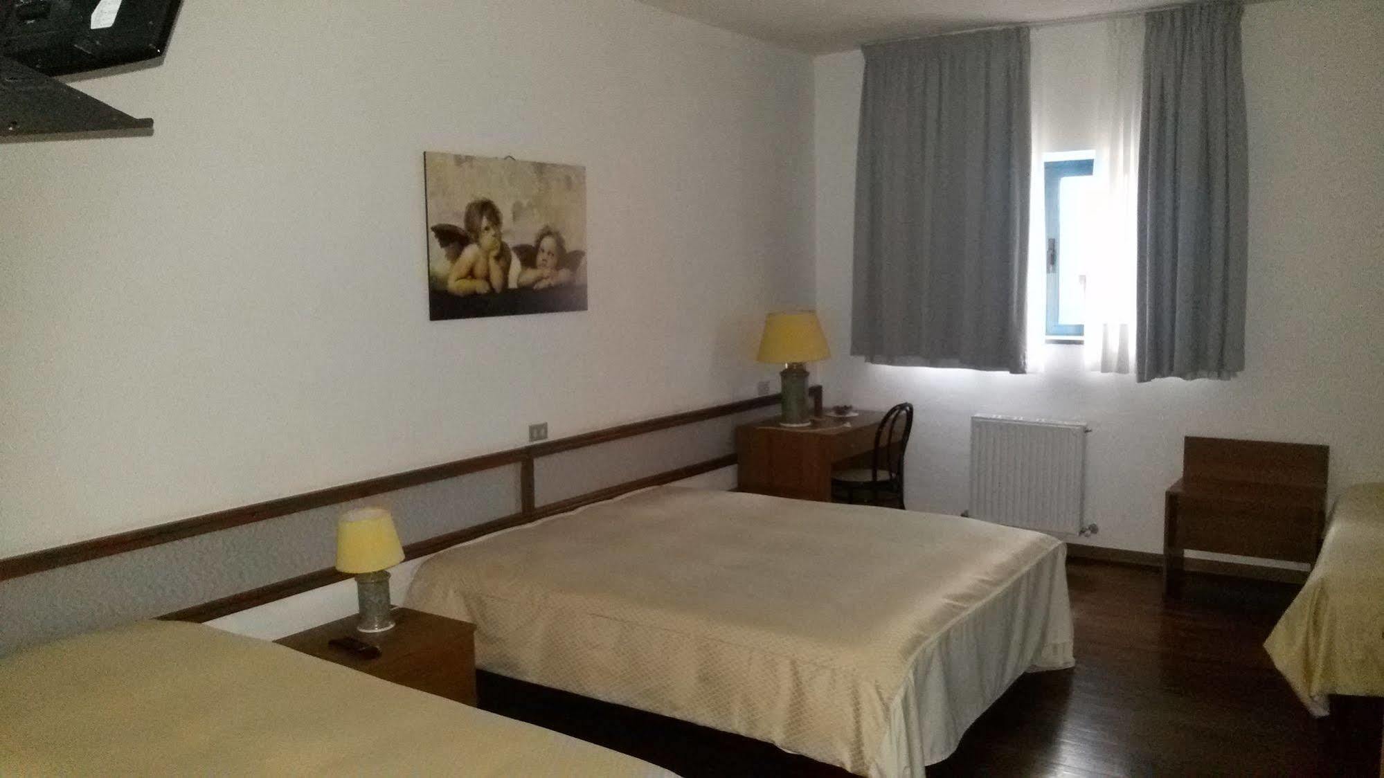 Hotel Cristallo Assergi Extérieur photo